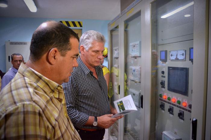 Miguel Díaz-Canel Bermúdez, primer vicepresidente de los Consejos de Estado y de Ministros recorre la Pequeña Central Hidroeléctrica (PCHE) de la margen derecha de la Presa Mayarí
