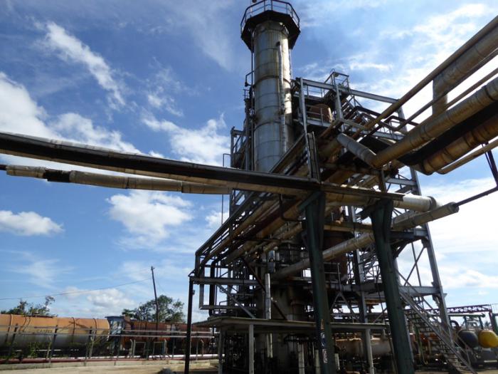 La planta espirituana se dedica exclusivamente a la refinación del crudo cubano. Foto del autor