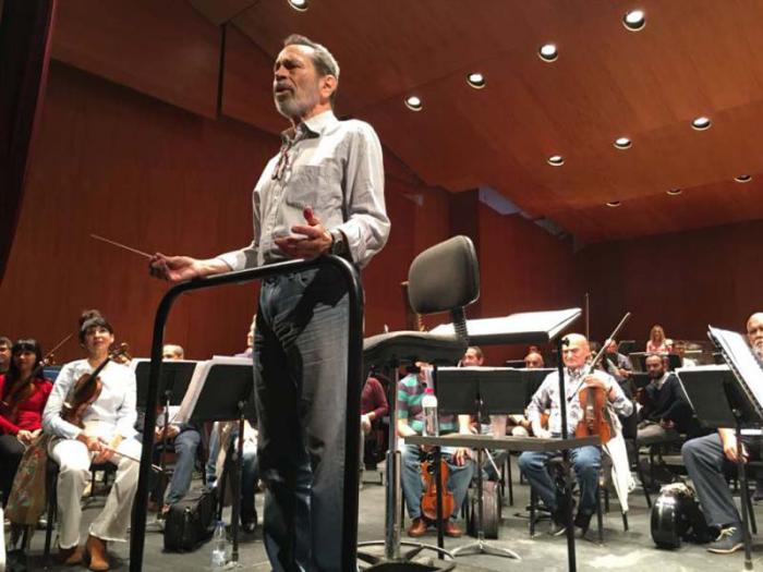 Leo con los músicos de la Orquesta de Córdoba, fundada por él. Foto: Cortesía Diario de Córdoba