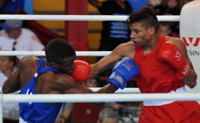 Combate de la division de 52kg, Yosbani Veitia (rojo), equipo Santi Spiritu y Leonel Lores (azul),equipo Isla de la Juventud, en el 56 Toreno Nacional de Boxeo Playa Giron, en la Sala Yara, Sancti Spiritus