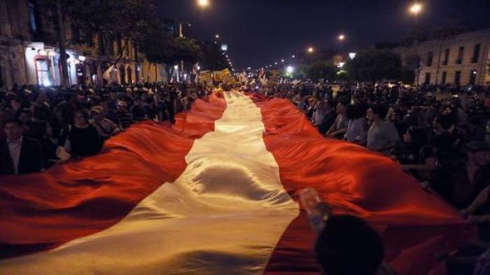Miles de peruanos toman calles para protestar contra el presidente Pedro Pablo Kuczynski por su indulto a Fujimori.