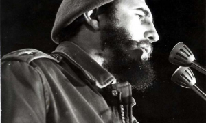 Fidel habla a los milicianos que se concentran junato al pueblo en el Palacio presidencial luego de permanecer movilizados desde el mes de diciembre.

Fide0584