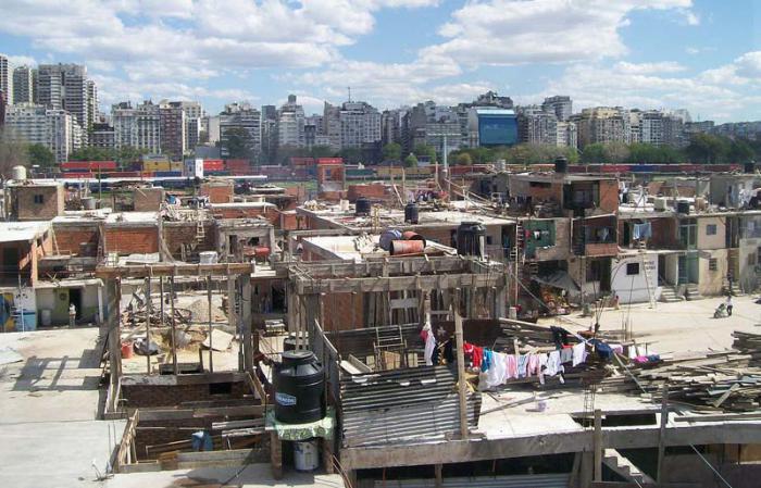 Las necesidades de algunos barrios de América Latina, como las villas miseria en Argentina, contrastan con la opulencia de otras zonas vecinas. 