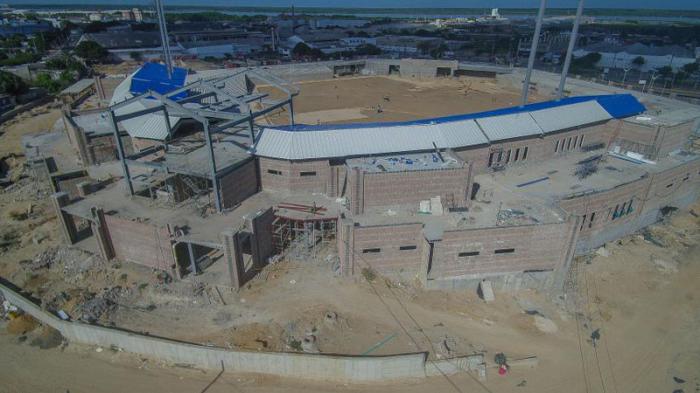 En el estadio de béisbol Edgar Rentería, iniciado casi un año atrás, queda bastante trabajo por hacer para terminarlo en marzo. Foto: Jesús Rico  