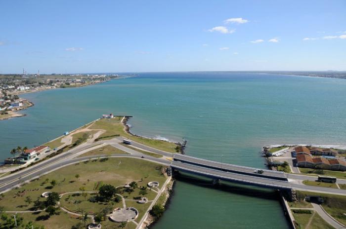 Recuperación huracán Irma Matanzas. La potencia de las olas del cercano mar operó el milagro de derribar un muro de contención que parecía infranqueable, compuesto por elementos de concreto de 70 toneladas de peso. 
