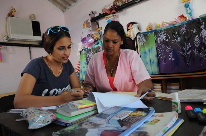 Hogar de niños sin amparo filial en la carretera a Santa María del Rosario Nro. 110, en Guanabacoa. Crusleivy Valdés Hernández (i) sicopedagoga y Madelin Machado Dominguez (d) trabajadora social.