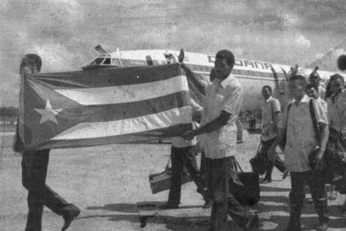 En la avanzada que llegó al aeropuerto de Mercedita para los Juegos de Ponce 1993, los boxeadores Félix Savón y Juan Hernández Sierra, hoy entrenador de la escuadra nacional, portaron la bandera. 