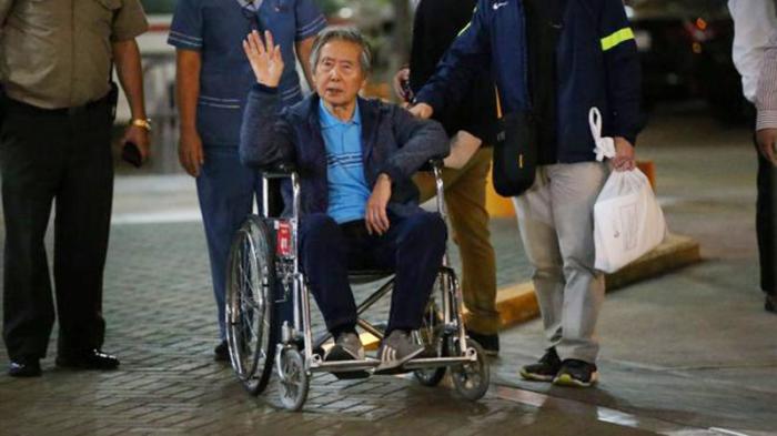 Alberto Fujimori salió en una silla de ruedas de la clínica de Lima en la que recibió el indulto humanitario. Foto: AFP