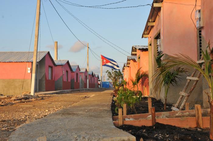  En el consejo popular Emilio Córdova, de Encrucijada, antiguo central Nazábal, se levanta una nueva comunidad con 54 casas para los damnificados. Foto: Ramón Barreras Valdés