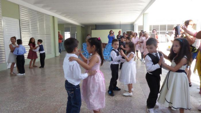 Niños del círculo Veinte primaveras, en el acto de reapertura de la obra en saludo al 6 de Enero, entrada de Fidel a Cienfuegos.