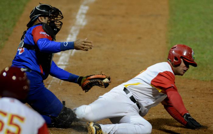 Beisbol-serie 57 play off MTZ vs GRM Jugada en HOME out a Borroto