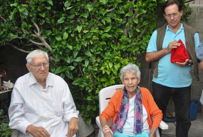 El actor cubano, Salvador Wood, recibió el Premio Coral de Honor. En la foto aparecen, además, su esposa Yolanda Pujols y su hijo Patricio Wood.