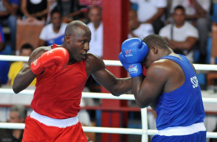 Combate de la division de +91kg, Erislandi Savón (rojo), equipo Guantánamo y Adonisbel Iznaga (azul),equipo Matanzas, en el 56 Torneo Nacional de Boxeo Playa Girón, en la Sala Yara, Santí Spíritus