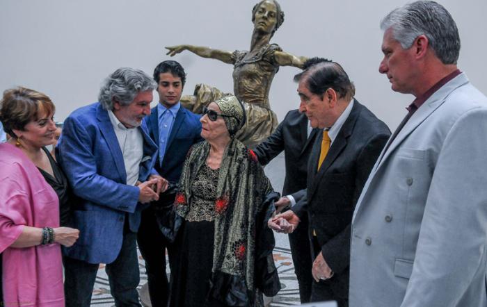 Gala por el Aniversario 59 del Triunfo de la Revolución cubana, Ballet Don Quijote, en el Teatro Alicia Alonso, el autor de la estatua develada junto a la Prima Ballerina del Ballet Nacional de Cuba, Preside Miguel Dìaz Canel Bermúdez, 1er Vicepresidente de los Consejos de Estado y de Ministros