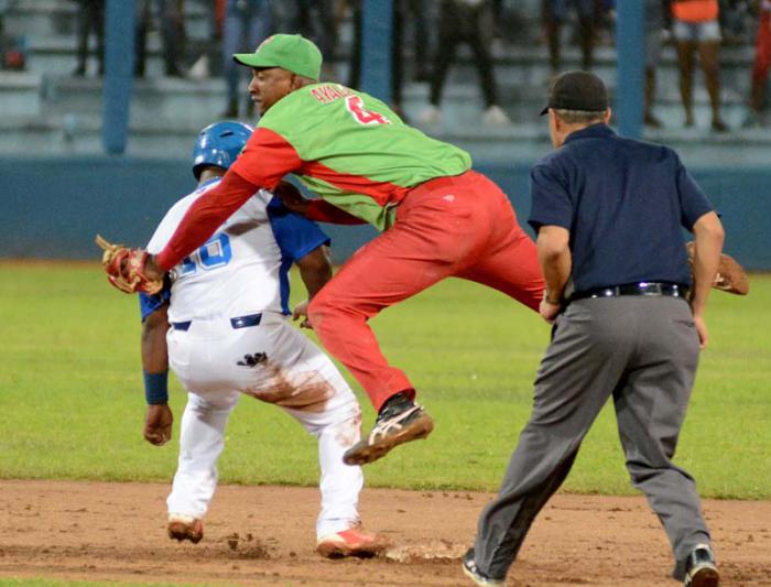 Beisbol Serie 57 IND-Play Off vs LTU Jugada en 2da Base Alexander Ayala
