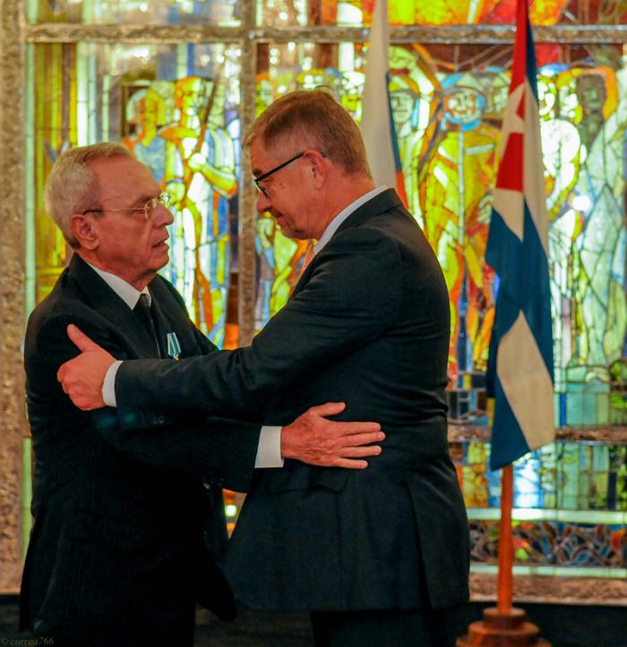 Eusebio Leal Spengler, Historiador de La Habana, recibe la Orden de La Amistad conferida por el Presidente de Rusia Vladímir Putin y entregada en La Habana en La Embajada de la Federación de Rusia por su embajador, Mikhail L Kamynin.