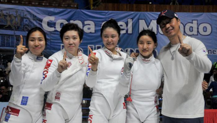 Campeón por Equipos, primer lugar Korea ,Copa Mundial de Espada Femenina, en la Ciudad Deportiva, Cerro