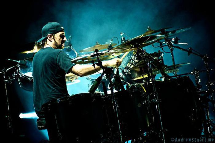 El baterista cubano Dave Lombardo. Baterías.