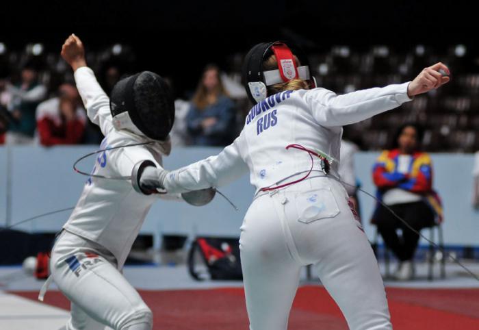 Derecha Tatiana Gudkova (RUS) y Coraline Vitalis (FRA), Copa del Mundo de Espada Femenina, en la Ciudad Deportiva, Cerro