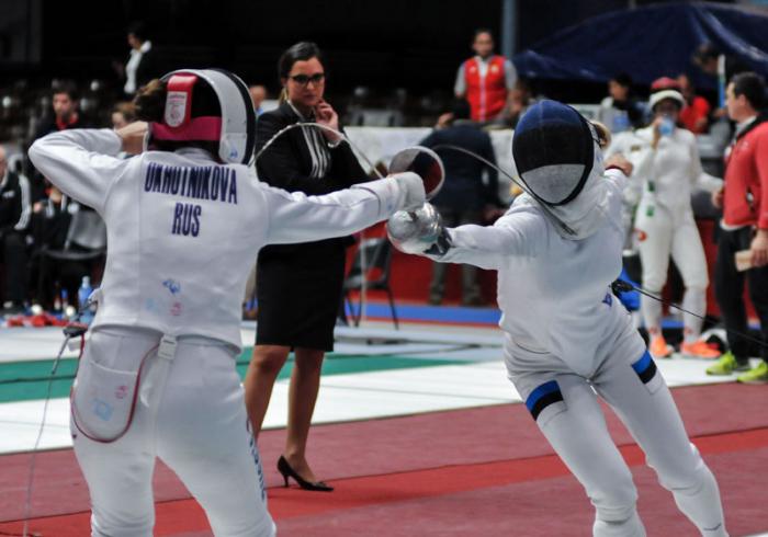 Copa del Mundo de Espada Femenina,  de Rusia Okhoinikova y de Estonia Kirpu en la Coliseo de la Ciudad Deportiva, Cerro