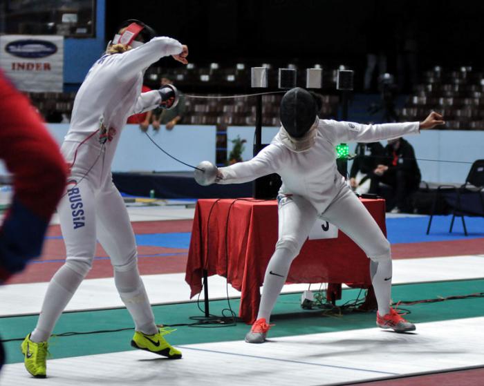Izquierda Tatiana Gudkova (RUS) y Coraline Vitalis (FRA), Copa del Mundo de Espada Femenina, en la Ciudad Deportiva, Cerro