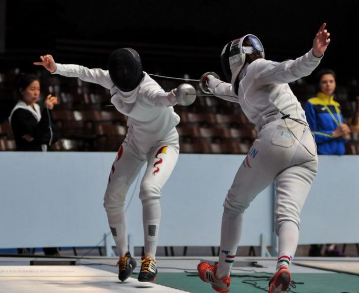 Izquierda Yiwen Sun (CHN) y Dorina Budai (HUN), Copa del Mundo de Espada Femenina, en la Ciudad Deportiva, Cerro
