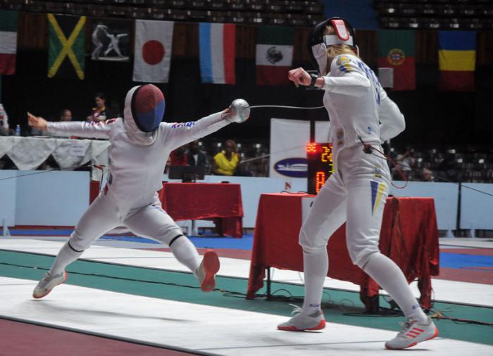 Izquierda Young Mi Kang (KOR) y Olena Kryvytska (UKR), Copa del Mundo de Espada Femenina, en la Ciudad Deportiva, Cerro