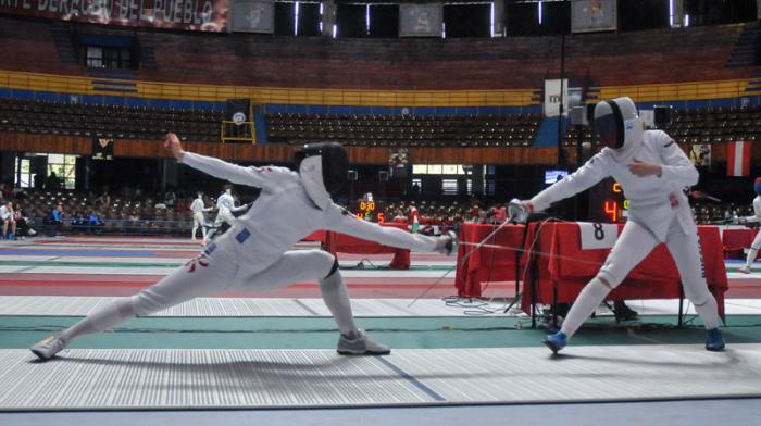 Izquierda Man Wai Vivian Kong (HKG) y Olga Kochneva (RUS), Copa del Mundo de Espada Femenina, en la Ciudad Deportiva, Cerro