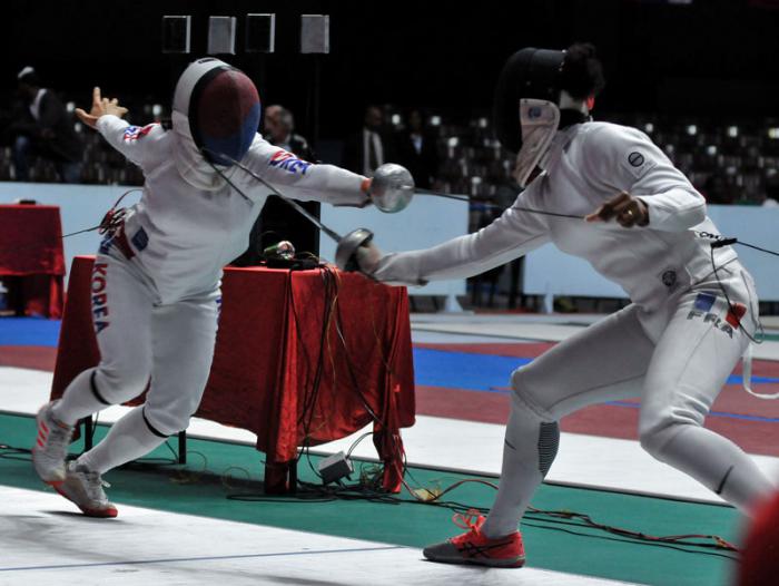 Derecha Coraline Vitalis (FRA) y Young Mi Kang (KOR), Copa del Mundo de Espada Femenina, en la Ciudad Deportiva, Cerro