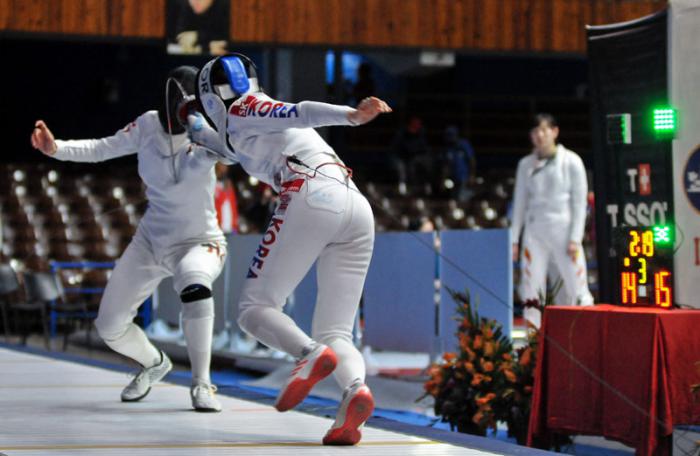 Copa del Mundo de Espada Femenina, semifinal individual de Korea Hyein Lee y de Hong Kong Man Wai Vivian Kong en la Coliseo de la Ciudad Deportiva, Cerro