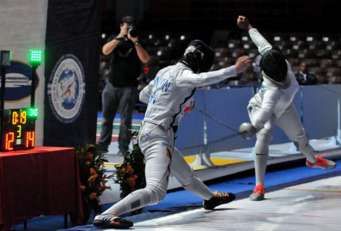 Copa del Mundo de Espada Femenina, semifinal individual de China Yiwen Sun y de Francia Coraline Vitalis en la Coliseo de la Ciudad Deportiva, Cerro