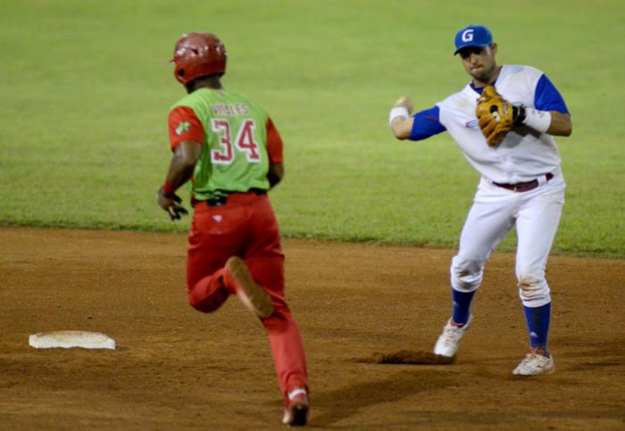 Beisbol-serie 57 play off MTZ vs GRM jugada de doble play Manduley
