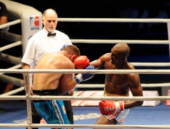 VII Serie Mundial de Boxeo entre Domadores de Cuba y Condores de Argentina combate de mas de 81 kg entre Julio La Cruz de Cuba a la derecha y  Juan Rizo de Argentina a la izquierda