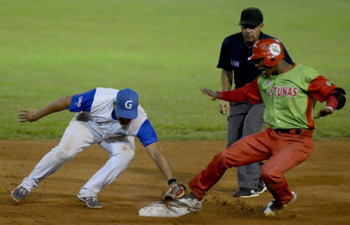 Beisbol-serie 57 play off MTZ vs GRM jugada en segunda base Yunieski Larduet
