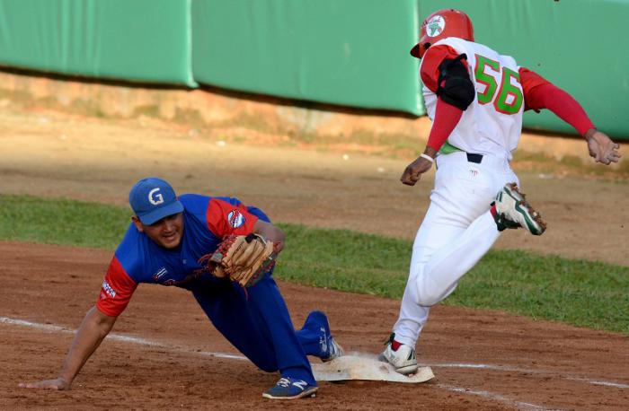 Béisbol-serie 57 play off  GRM vs LTU 6to play ganan las Tunas y empatan a 3 la gran final jugada en1mera base Larduet vs Benitez