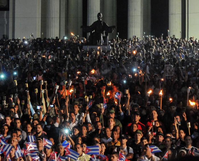 Marcha de las Antorchas, desde la escalinata de la Universidad de La Habana hasta la Fragua Martiana, para rendir homenaje al Héroe Nacional José Martí, en el aniversario 165 de su natalicio, Vedado.