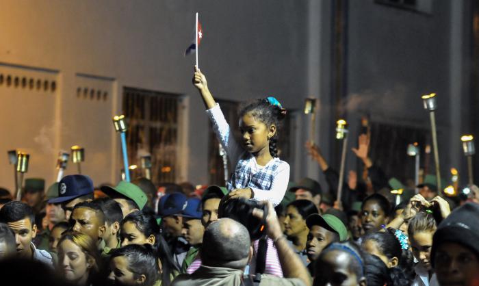Niña, Marcha de las Antorchas, desde la escalinata de la Universidad de La Habana hasta la Fragua Martiana, para rendir homenaje al Héroe Nacional José Martí, en el aniversario 165 de su natalicio, Vedado.