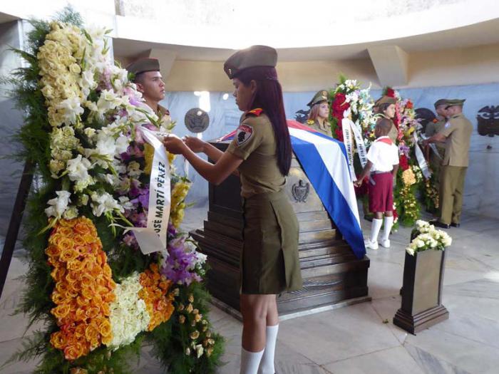 En nombre del pueblo de Cuba se honró a Martí ante su mausoleo. 