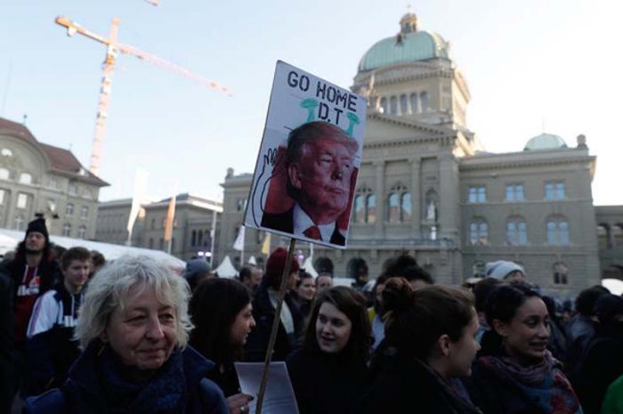 La participación de Trump en el Foro Económico Mundial de Davos generó intensas protestas populares. 