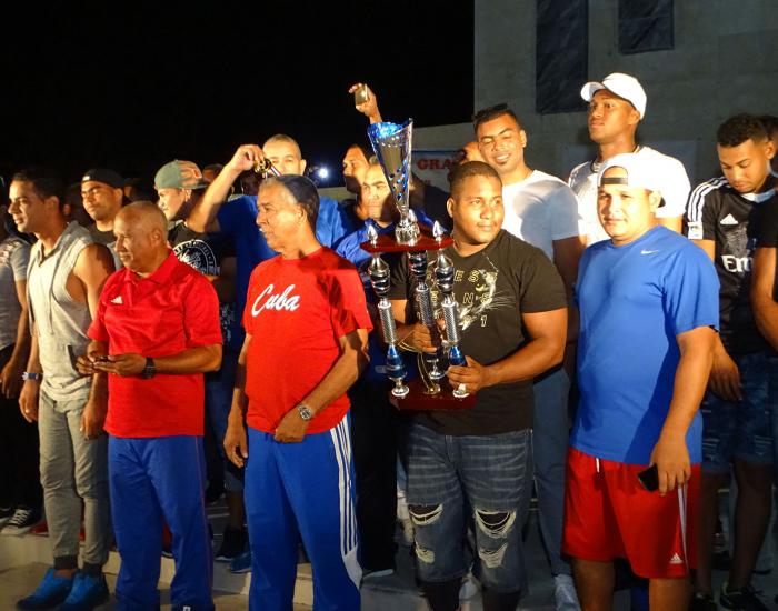 El pueblo de Granma recibe en la ciudad de Bayamo a lo Alazanes, titulados campeones de la 57 Serie Nacional de Béisbol.