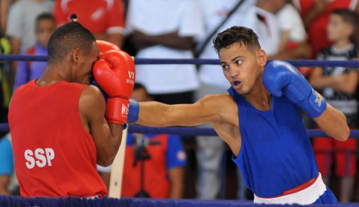 Combate de la división de 56kg, Osvaldo Diaz (rojo), equipo Santi Spiritus y Robeisy Ramirez (azul),equipo Cienfuegos, en el 56 Torneo Nacional de Boxeo Playa Giron, en la Sala Yara, Santi Spiritus