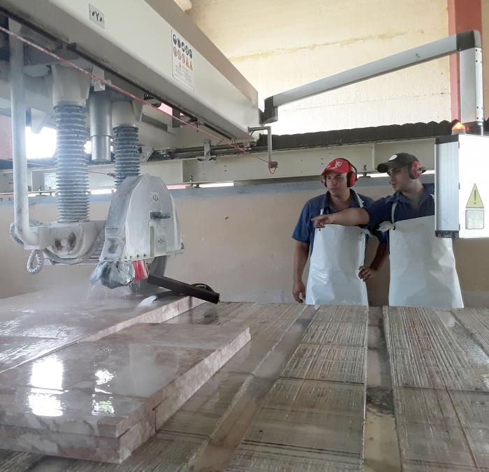 Jóvenes se adiestran en el Combinado del Mármol Manuel Hernández Osorio, para asumir la nueva línea fabril actualmente en montaje. Foto del autor