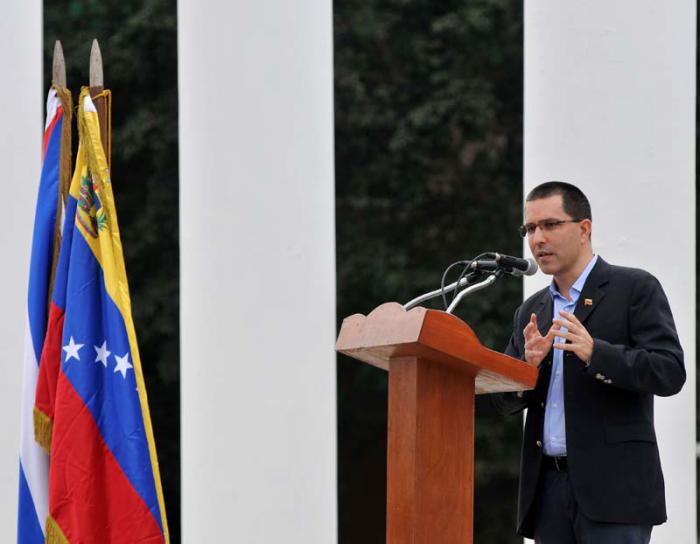Acto Político del Gobierno y del Pueblo de Cuba en solidaridad con la República Bolivariana de Venezuela, en la Universidad de Ciencia Informáticas, Jorge Arreaza (podio), canciller de Venezuela, en La Lisa