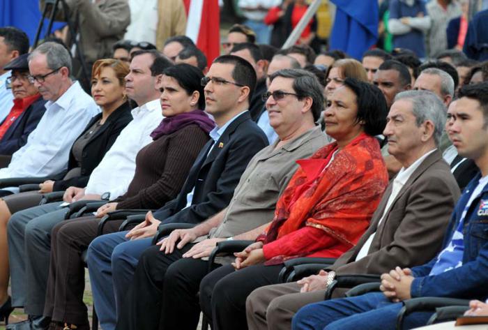Acto Político del Gobierno y del Pueblo de Cuba en solidaridad con la República Bolivariana de Venezuela, en la Universidad de Ciencia Informáticas, Jorge Arreaza (C), canciller de Venezuela, Bruno Rodríguez Parrilla (C.D), Ministro de Relaciones Exteriores, Miriam Nicado (3ro.dercha) y , miembro del Buró Político y del Comité Central del Partido Comunista de Cuba y Rectora de la Universidad de Ciencia Informáticas, José Ramón Balaguer Cabrera (2do.derecha), Jefe del Departamento de Relaciones Internacionales del Comité Central del Partido Comunista de Cuba y Fernando González (3ro.Izquierda), Héroe de Cuba y vicepresidente del Instituto Cubano de Amistad con la Pueblos, en la Lisa