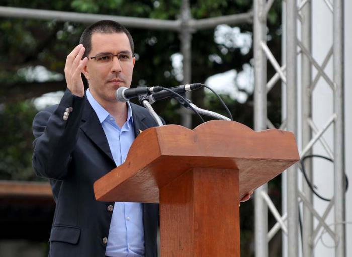 Acto Político del Gobierno y del Pueblo de Cuba en solidaridad con la República Bolivariana de Venezuela, en la Universidad de Ciencia Informáticas, Jorge Arreaza (podio), canciller de Venezuela, en La Lisa