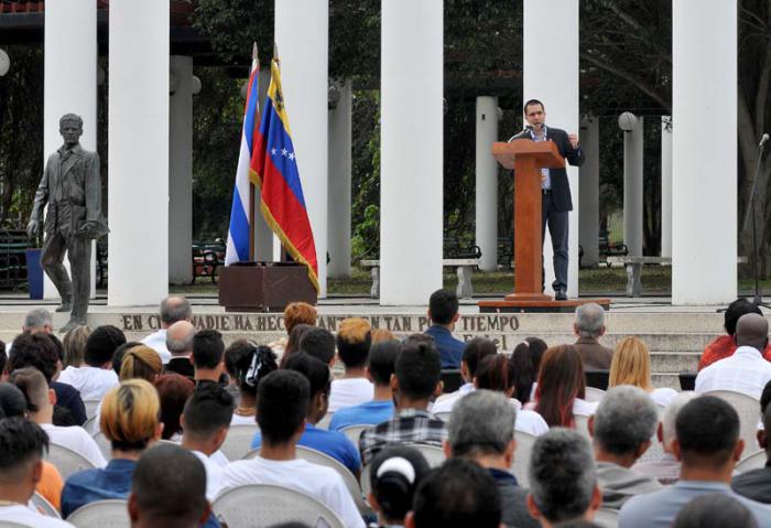Acto Político del Gobierno y del Pueblo de Cuba en solidaridad con la República Bolivariana de Venezuela, en la Universidad de Ciencia Informáticas, Jorge Arreaza (podio), canciller de Venezuela, en La Lisa