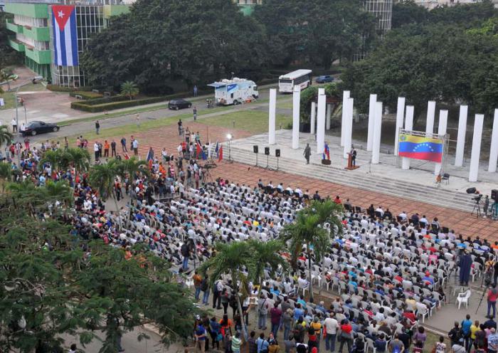 Acto Político del Gobierno y del Pueblo de Cuba en solidaridad con la República Bolivariana de Venezuela, en la Universidad de Ciencia Informáticas, Jorge Arreaza (podio), canciller de Venezuela, La Lisa