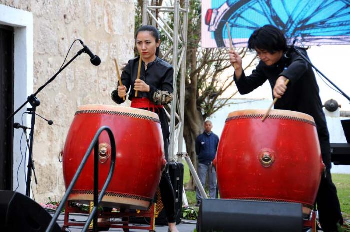 Miguel Díaz-Canel Bermúdez, Primer Vicepresidente del Consejo de Estado y de Ministros; Esteban Lazo Hernández, Presidente de la ANPP, ambos miembros del Buró Político del Partido, presidieron la inaguración de la 27 Feria Internacional del Libro, con la delegación China encabezada por Zhou Huilin, viceministro de la administración General de Prensa, Publicación, Radio, Cine y TV de China y viceministro nacional de Derecho de Autor de la Administración de China. Presente además Abel Prieto Jiménez, Ministro de Cultura, Eusebio Leal historiador de La Habana; los Héroes de la República de Cuba José Ramón Fernández, Enrique Lussón y Ulises Rosales del Toro.