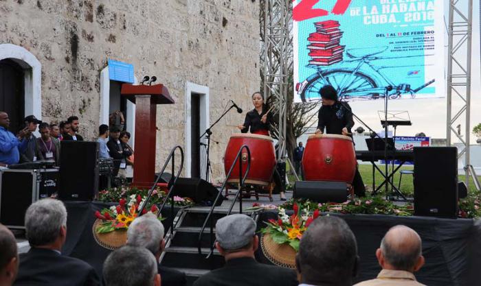 Miguel Díaz-Canel Bermúdez, Primer Vicepresidente del Consejo de Estado y de Ministros; Esteban Lazo Hernández, Presidente de la ANPP, ambos miembros del Buró Político del Partido, presidieron la inaguración de la 27 Feria Internacional del Libro, con la delegación China encabezada por Zhou Huilin, viceministro de la administración General de Prensa, Publicación, Radio, Cine y TV de China y viceministro nacional de Derecho de Autor de la Administración de China. Presente además Abel Prieto Jiménez, Ministro de Cultura, Eusebio Leal historiador de La Habana; los Héroes de la República de Cuba José Ramón Fernández, Enrique Lussón y Ulises Rosales del Toro.