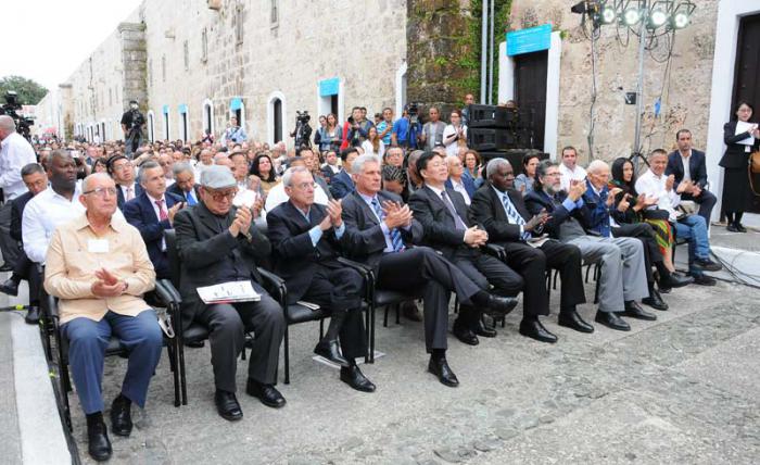 Miguel Díaz-Canel Bermúdez, Primer Vicepresidente del Consejo de Estado y de Ministros; Esteban Lazo Hernández, Presidente de la ANPP, ambos miembros del Buró Político del Partido, presidieron la inaguración de la 27 Feria Internacional del Libro, con la delegación China encabezada por Zhou Huilin, viceministro de la administración General de Prensa, Publicación, Radio, Cine y TV de China y viceministro nacional de Derecho de Autor de la Administración de China. Presente además Abel Prieto Jiménez, Ministro de Cultura, Eusebio Leal historiador de La Habana; los Héroes de la República de Cuba José Ramón Fernández, Enrique Lussón y Ulises Rosales del Toro.